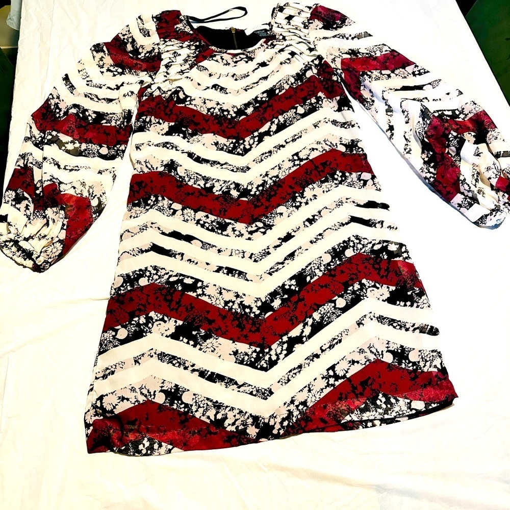Dress 👗 Excellent condition size small chic and trendy